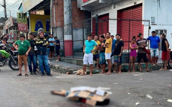 Homem é assassinado a tiros por criminosos em veículo no bairro Jorge Teixeira