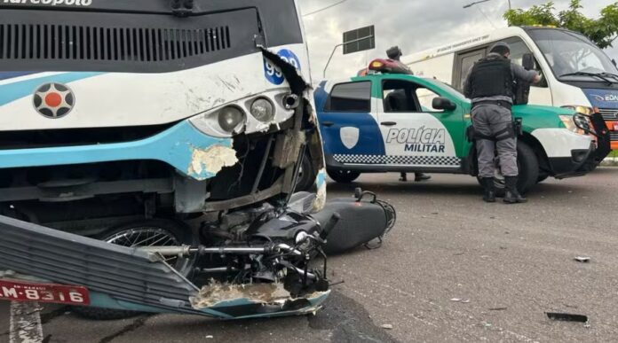 Motociclista de 38 anos perde a vida após colidir com micro-ônibus em Manaus ao desrespeitar sinal vermelho