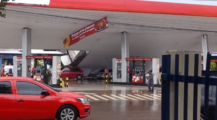 Estrutura de posto de gasolina colapsa e atinge veículos em Iranduba após intensa chuva