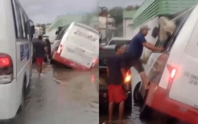 Passageiros escapam pela janela de micro-ônibus atolado em buraco durante alagamento em Manaus