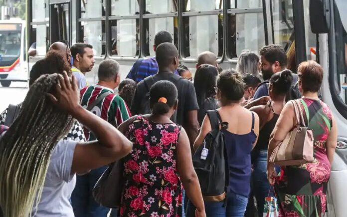 Taxa de Desemprego no Brasil Registra 7% no Primeiro Trimestre de 2025, Segundo IBGE