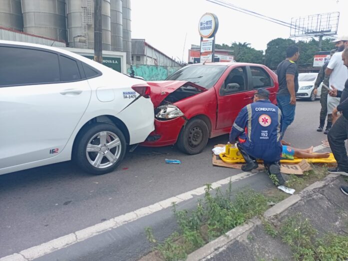 Mulher grávida e crianças sofrem ferimentos em colisão na Avenida Torquato Tapajós