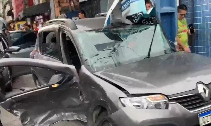 Foragido provoca grave colisão ao tentar fugir da polícia em Manaus