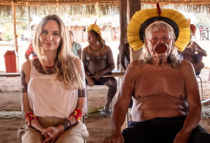 Notícias do Amazonas Angelina Jolie se reúne com o cacique Raoni na Terra Indígena Capoto-Jarina, no Xingu