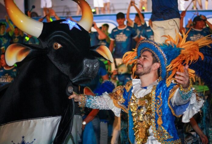 Notícias do Amazonas Caprichoso Brilha em Parintins com Novos Talentos no Ensaio Show