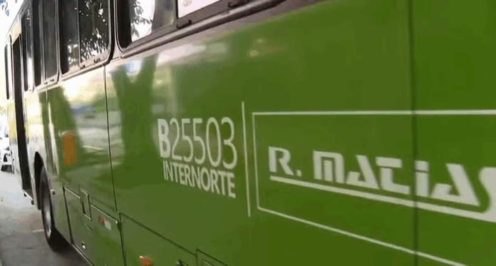 Notícias do Amazonas Passageiros saltam de ônibus em movimento para escapar de assalto em São Cristóvão