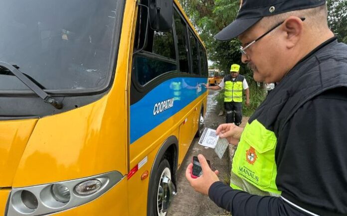 Motorista de transporte alternativo escapa após ser flagrado com CNH adulterada em Manaus