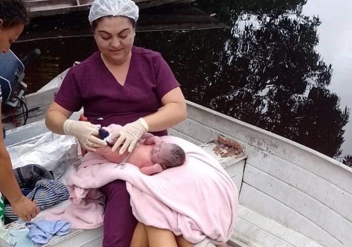 Bebê vem ao mundo em voadeira no rio Urubu, próximo a Rio Preto da Eva