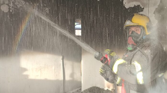 Incêndio devasta residência no Alvorada, e um morador é encaminhado ao hospital