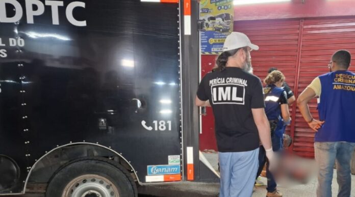 Homem de 48 anos é assassinado a tiros por ocupantes de veículo branco na Zona Oeste de Manaus