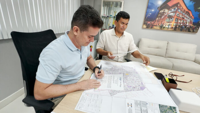 David Almeida formaliza a regularização fundiária de 2.600 lotes na comunidade Rio Piorini