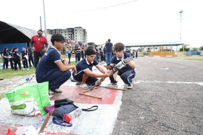 Estudantes de Manaus promovem lançamento de foguetes visando participação na Olimpíada Brasileira de Foguetes