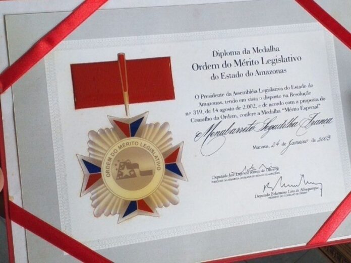 Deputados e vereadores convertem Aleam e CMM em centros de concessão de medalhas e honrarias