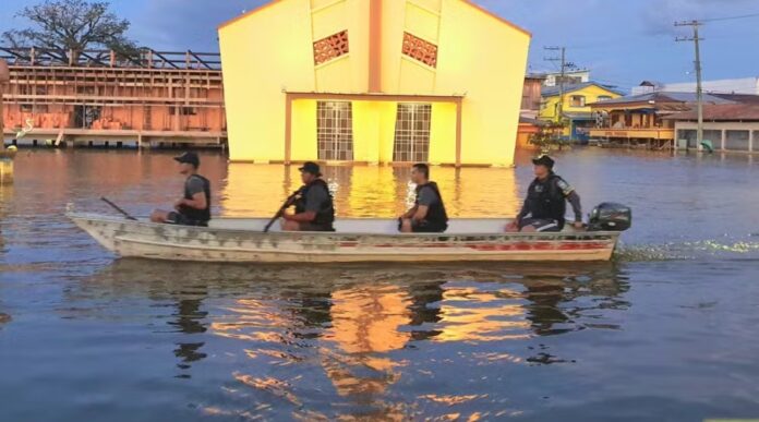 Lancha naufraga no Rio Solimões, deixando quatro policiais militares à deriva por uma hora