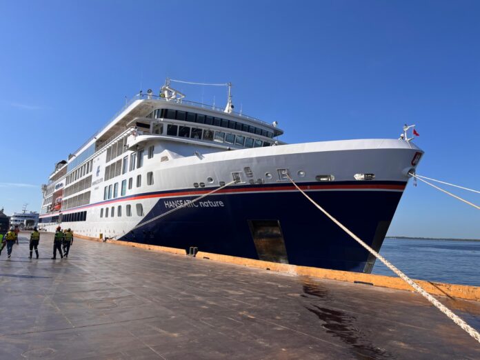 Último navio de cruzeiro da temporada chega a Manaus, injetando R$ 8 milhões na economia regional