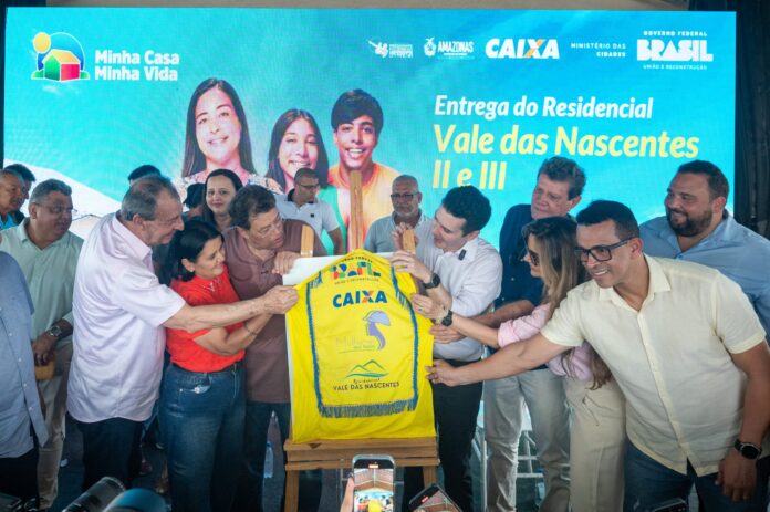 Mulheres à frente de famílias recebem chaves da casa própria no Amazonas