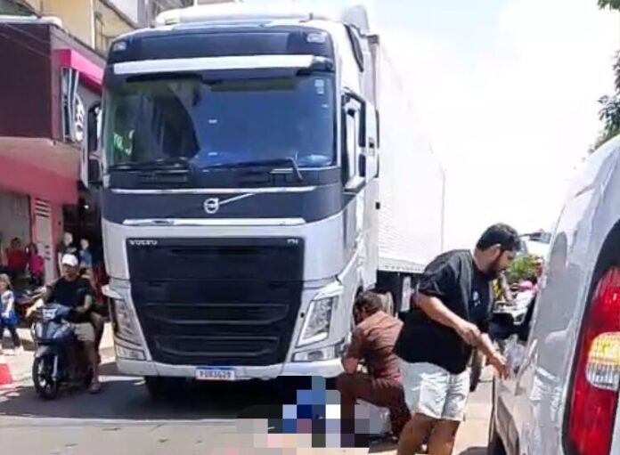 Idoso é atropelado por caminhão em frente à Escola Estadual Colégio Nazaré, no Centro de Manacapuru