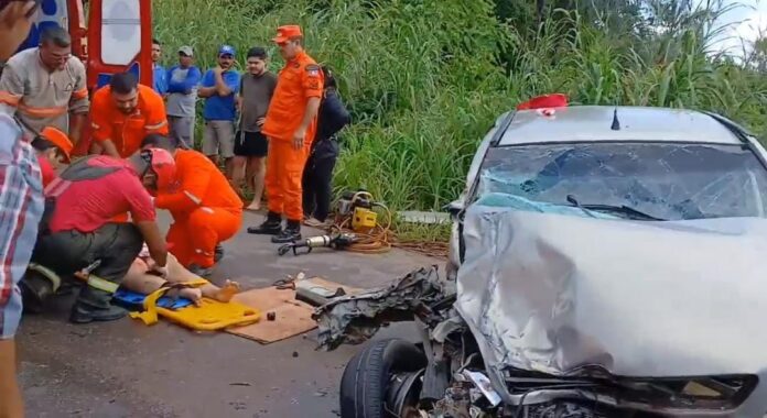 Colisão entre Hilux e Corsa resulta em cinco feridos na AM-010, em Itacoatiara