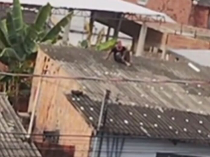 Suspeito de roubo se refugia em telhado e pede ajuda após ser agredido por moradores em Manaus