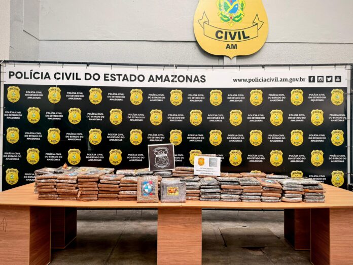 Apreensão de 200 kg de skunk, armamentos e equipamento de internet via satélite em operação da Polícia Civil em Barcelos