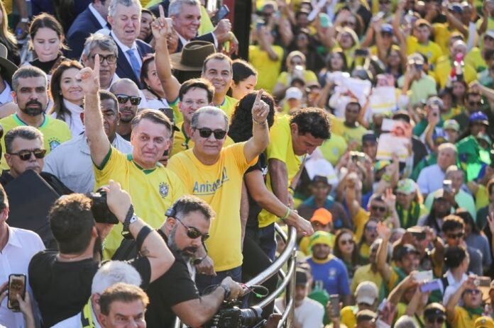 Bolsonaro comparece a manifestação em Brasília em apoio à anistia após alta hospitalar