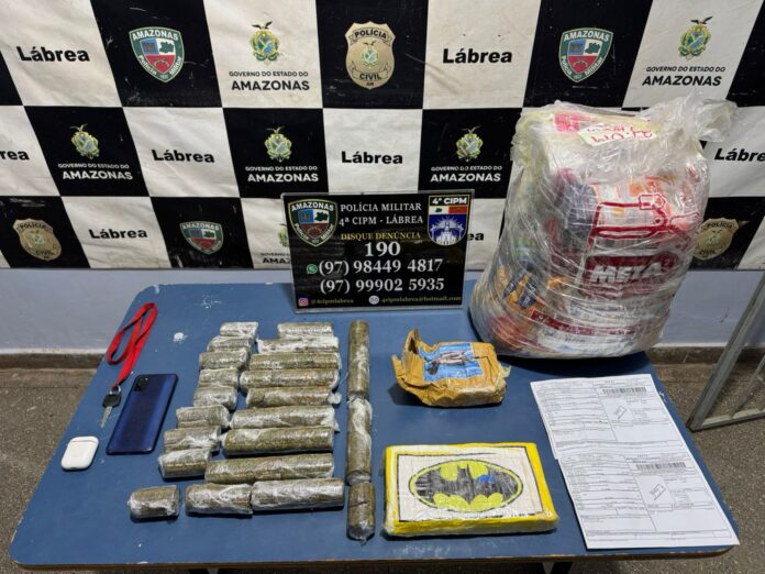 Adolescente de 17 anos é detido com entorpecentes ocultos em caixas de cereais e chocolates no Amazonas