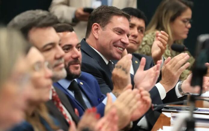 Câmara dos Deputados suspende ação penal contra Alexandre Ramagem e abrange Bolsonaro e militares na decisão