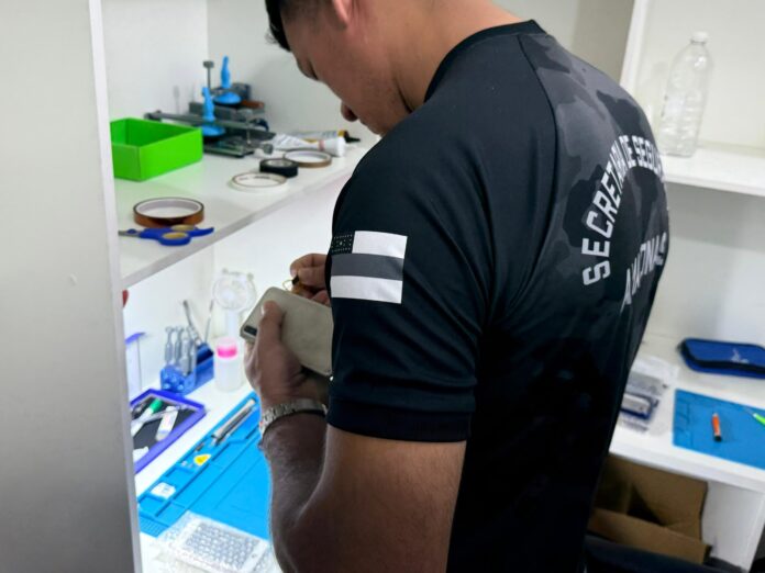 Homem é Detido em Manaus por Desbloqueio de Celulares Roubados e Receptação