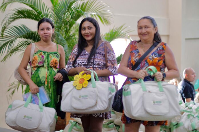 Governo do Amazonas distribui enxovais e cestas de alimentos para gestantes em Parintins