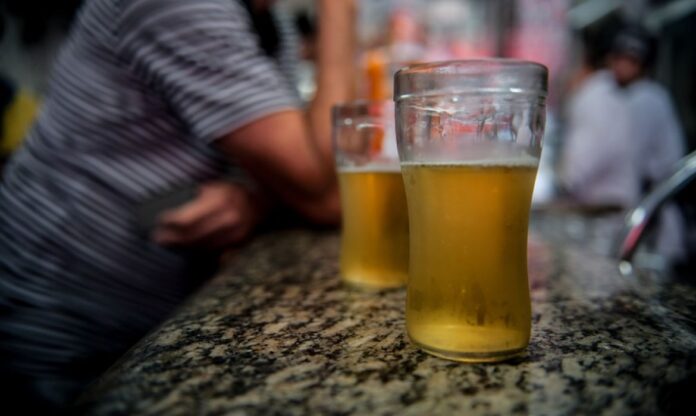 Mãe é detida por fornecer álcool ao filho de 17 anos em Nhamundá, AM
