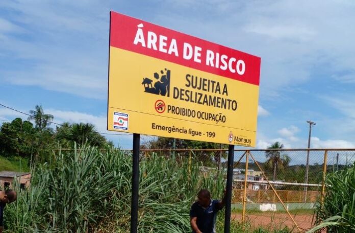 Manaus dá início à colocação de placas de aviso em regiões vulneráveis a desastres naturais