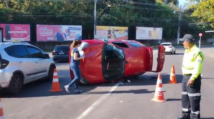 Motorista de 20 anos sofre ferimentos após capotagem na Avenida São Jorge, em Manaus