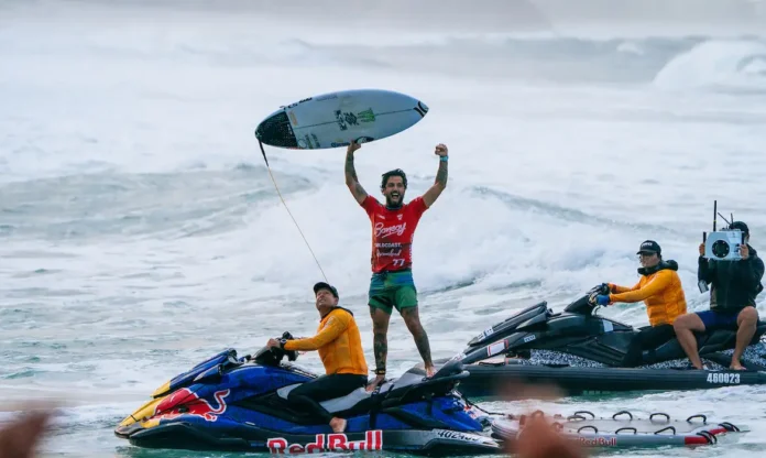 Filipe Toledo é o campeão da etapa Gold Coast do Circuito Mundial de Surfe