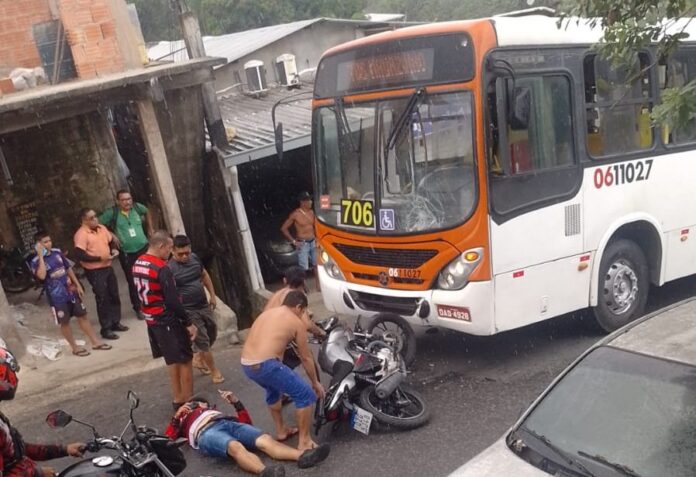 Acidente entre ônibus e motocicleta resulta em ferido em Manaus