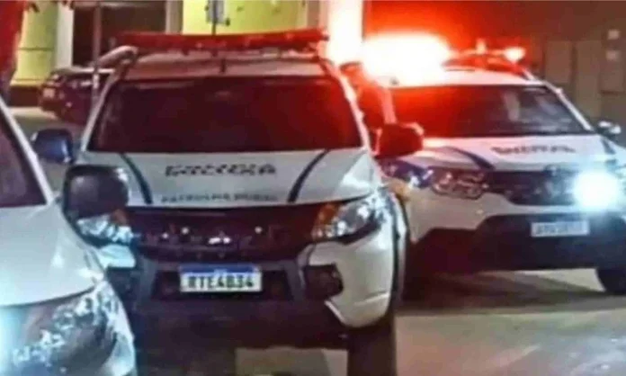 Padrasto Detido Sob Suspeita de Arremessar Menino de 4 Anos do Quinto Andar de Prédio