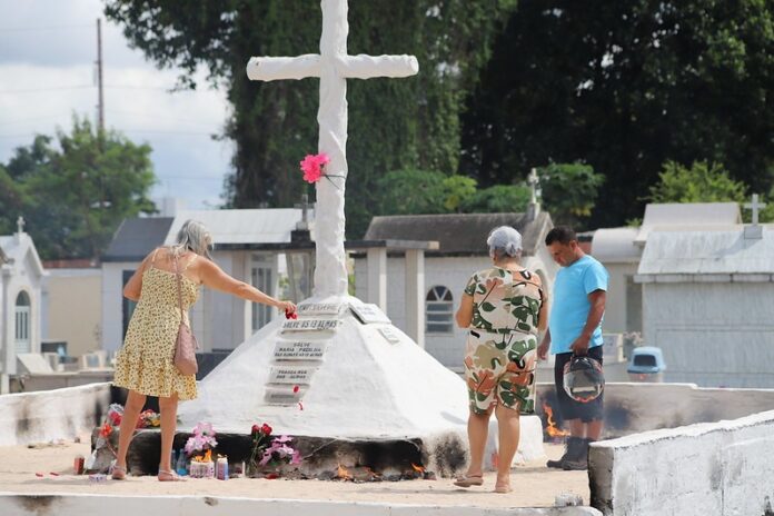 Cemitérios de Manaus atraem aproximadamente 200 mil visitantes em homenagem ao Dia das Mães