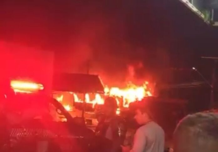 Ônibus é consumido pelas chamas em manifestação na Zona Norte de Manaus