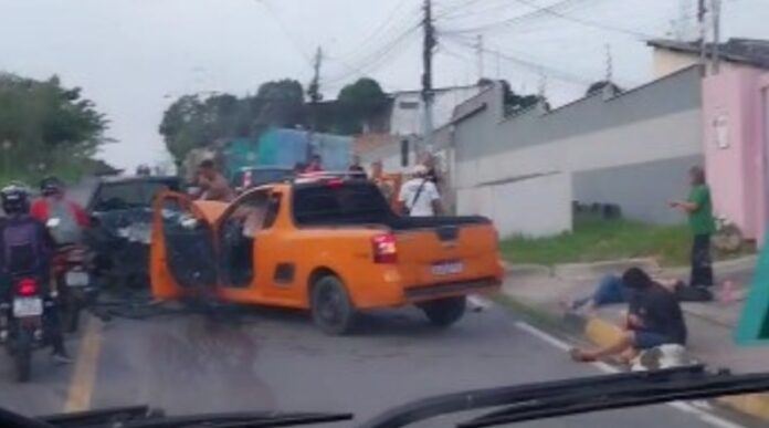 Casal sofre ferimentos em acidente de colisão frontal na Zona Norte de Manaus