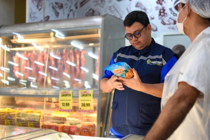 Procon-AM fiscaliza e autua supermercado por comercializar 46,39 kg de alimentos inadequados para consumo