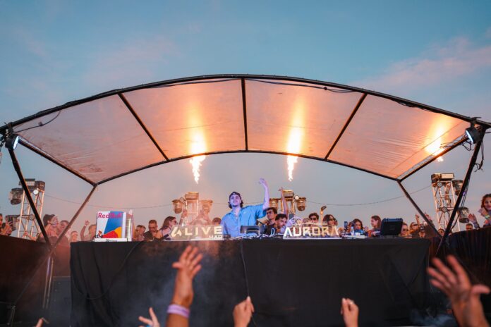 Festa eletrônica atrai mais de mil pessoas a novo local com vista deslumbrante de Manaus