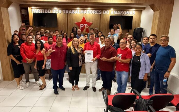 Zé Ricardo busca liderança do PT-AM em meio a ameaças de perda de mandato