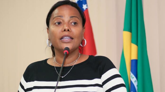 MP investiga ofensas racistas direcionadas à vereadora Carla Leite, comparada a chimpanzé no Amazonas