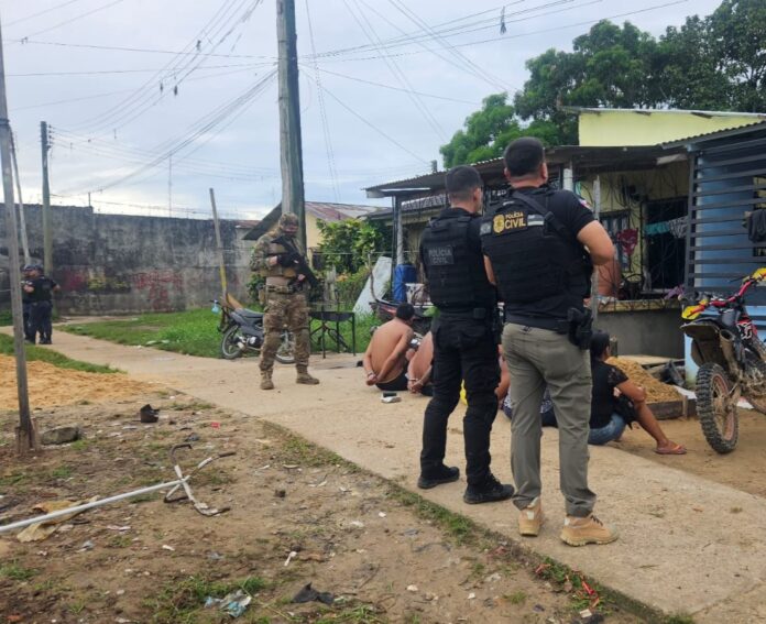 Quinteto detido e jiboia confiscada em operação policial no Amazonas