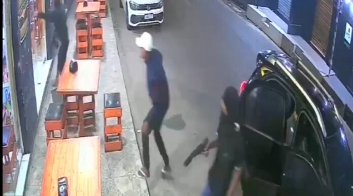 Tentativa de invasão a pizzaria em Manaus por criminosos encapuzados e armados