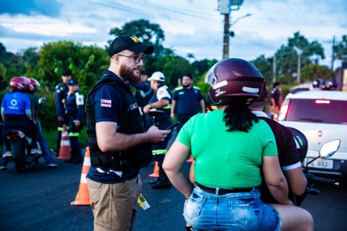 Operação Parintins Mais Segura: 50 Veículos Apreendidos e 8 Motoristas Flagrados Sob Efeito de Álcool
