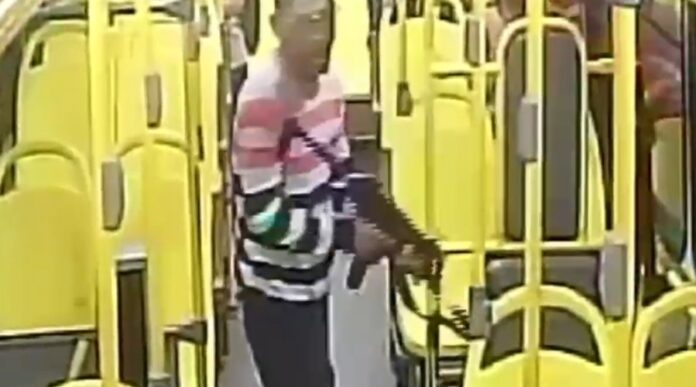 Assalto a ônibus em Manaus: suspeitos armados com submetralhadora são procurados pela polícia