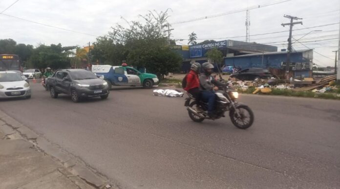 Motociclista de 64 anos falece após acidente em buraco na avenida Camapuã, Manaus
