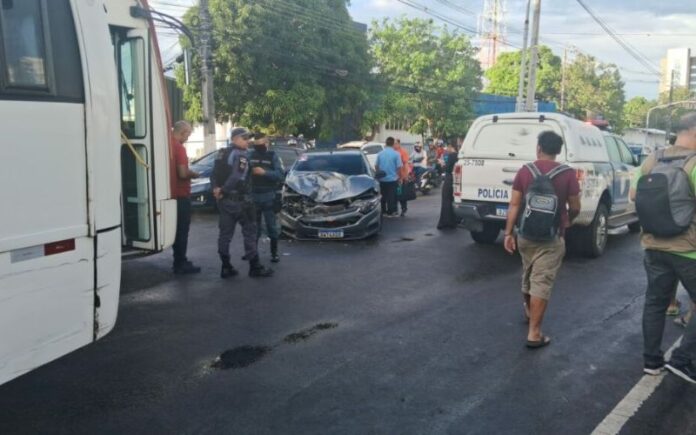 Colisão entre micro-ônibus e carro causa congestionamento na Avenida André Araújo em Manaus
