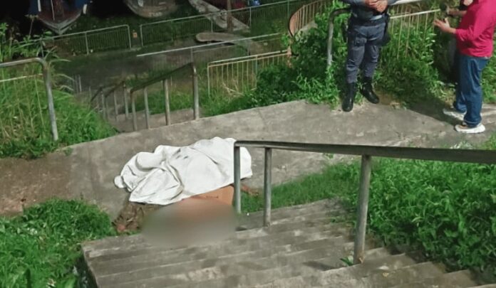 Homem é encontrado sem vida na Praça do Amarelinho, em Manaus, com marcas de sangue no local