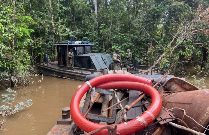 Forças Armadas eliminam dez dragas clandestinas de garimpo na Amazônia